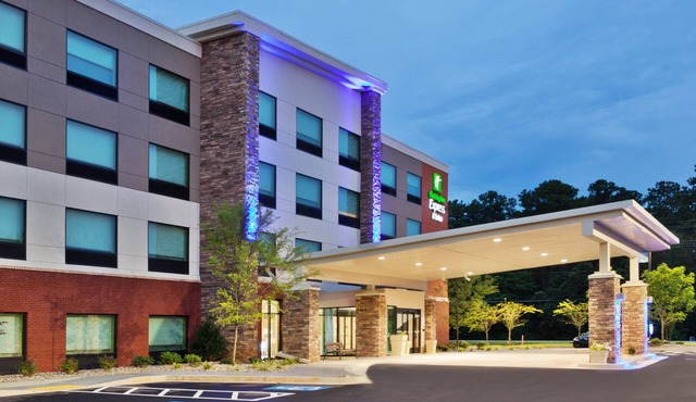 Holiday Inn Express & Suites Fayetteville by IHG