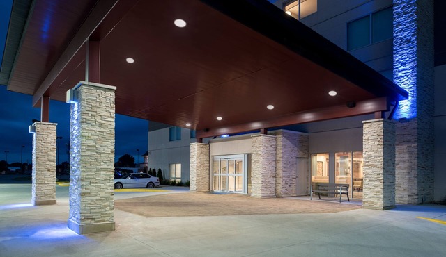 Holiday Inn Express & Suites Kingdom City by IHG