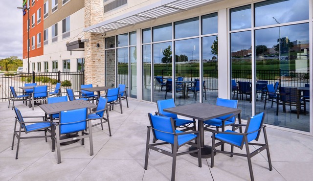 Holiday Inn Express & Suites Kansas City - Lee's Summit by IHG