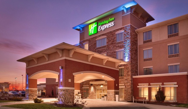 Holiday Inn Express and Suites Overland Park by IHG