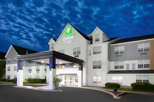 Holiday Inn Express & Suites Port Washington by IHG