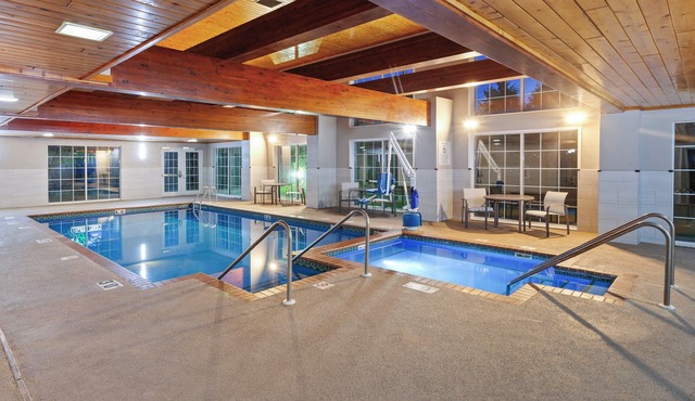 Holiday Inn Express & Suites Port Washington by IHG