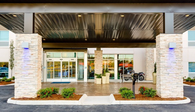 Holiday Inn Express & Suites Russellville by IHG