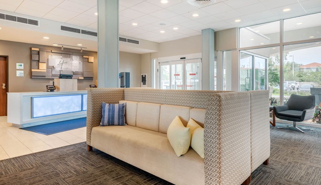 Holiday Inn Express & Suites St. Petersburg - Madeira Beach by IHG