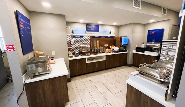 Holiday Inn Express Wichita North - Park City by IHG