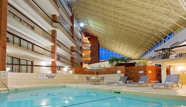 Holiday Inn Oakville Centre by IHG