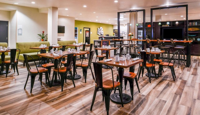 Holiday Inn & Suites Dallas-Addison by IHG