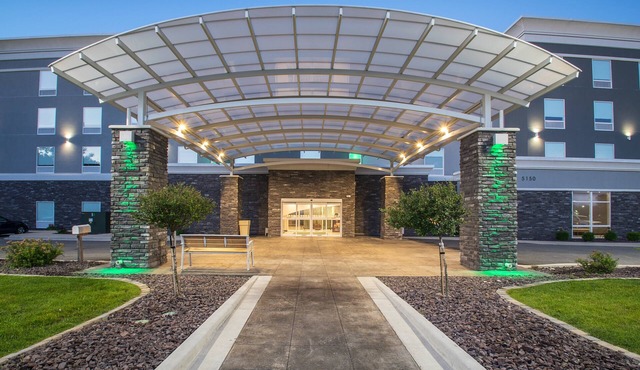 Holiday Inn & Suites Decatur-Forsyth by IHG