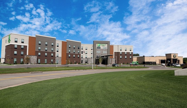 Holiday Inn & Suites Sioux Falls - Airport by IHG