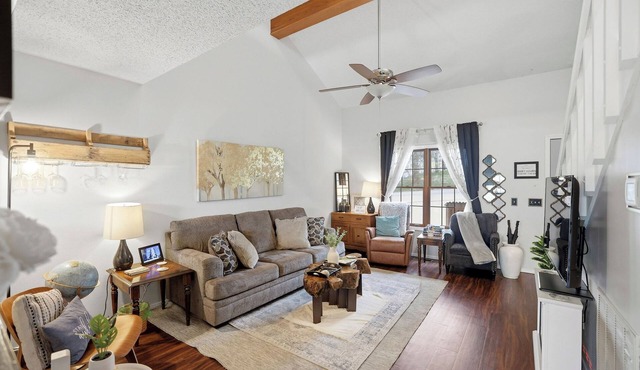 Holiday Island Escape w/Panoramic Lake Views