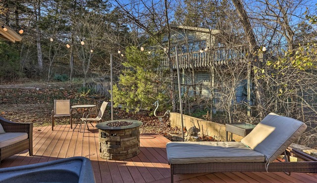 Holiday Island Home: Hot Tub & Wood Stove!