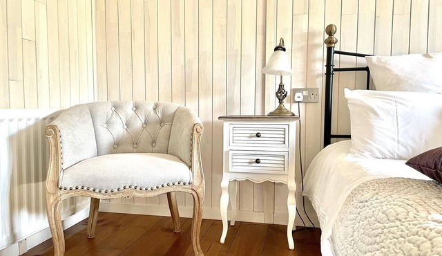 Holiday Lettings Beech Lodge - Stunning 6-Bed King