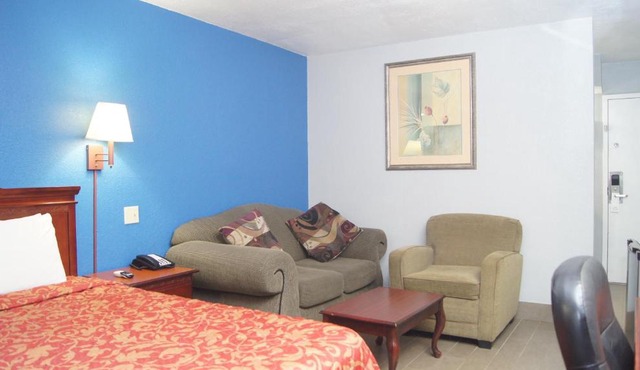 Holiday Lodge & Suites