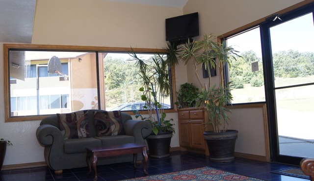 Holiday Lodge & Suites