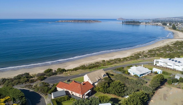 Holiday on Hayward - the ultimate beachfront holiday home, family friendly