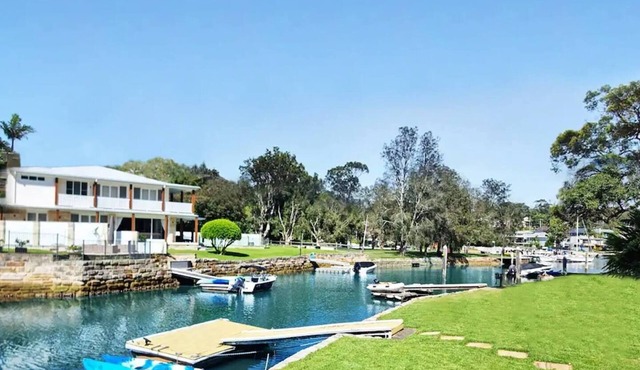 Holiday on the Waterfront in Pittwater -Beach, Swim, Kayak, Boat, Fish and More!