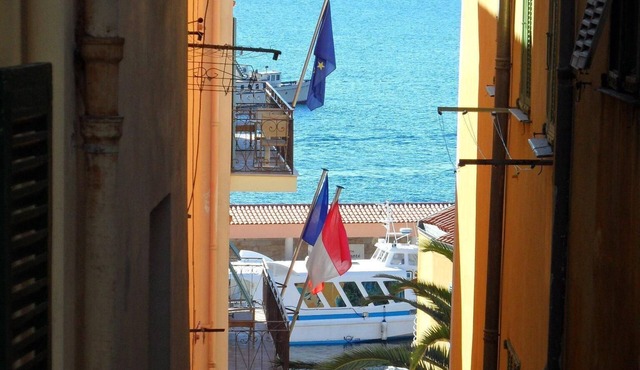 Holiday one bedroom apt, in heart of old town, lovely sea view