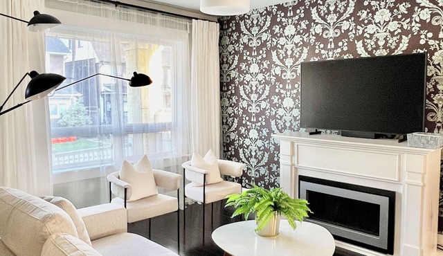 Holiday Promo - Modern Upper Beaches House - 3 Bedrooms 2 Bathrooms w/Parking