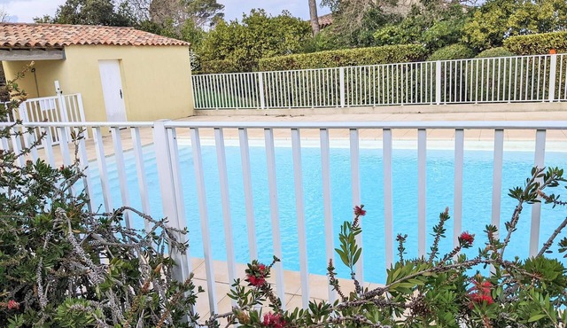 Holiday rentals in Six-fours with swimming pool and private parking and 800m from the beach