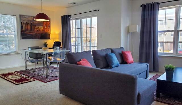 Holiday Ready 2BR 2.5 bath 3 beds Townhome Metropark Free Parking W/D Fast Wi-Fi