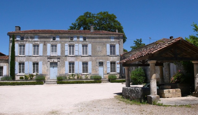 Holiday rental house with farmyard and garden near Cognac.