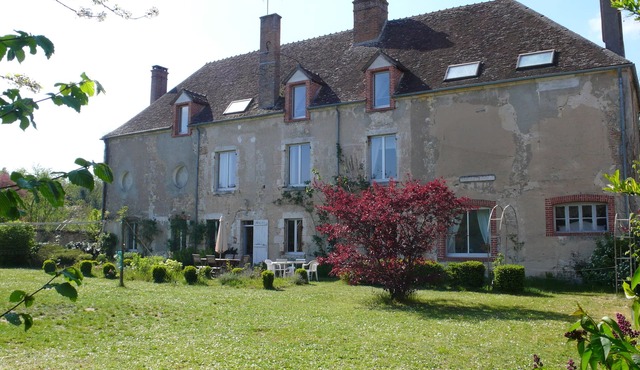 Holiday rental house with garden near the Loire river.