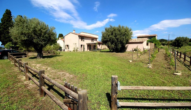 Holiday rental in Le Castellet, sea and beach 10 km.