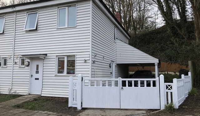 Holiday rental in Rye, sleeps up to 6 with private gated driveway