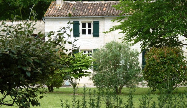 Holiday rental River Cottage with 17th century surroundings near river & Saintes