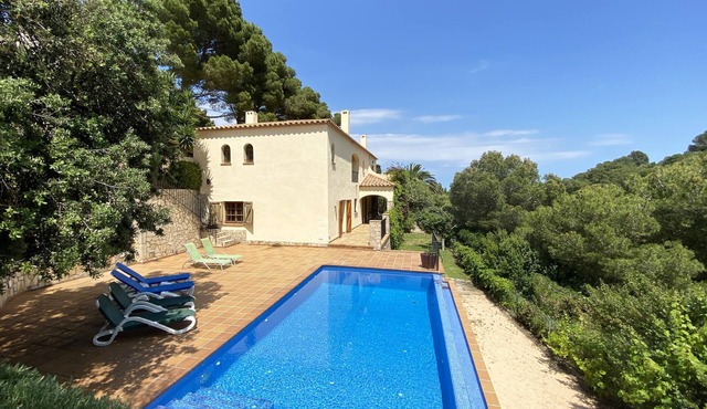 Holiday rental villa with swimming pool in Begur, Sa Tuna