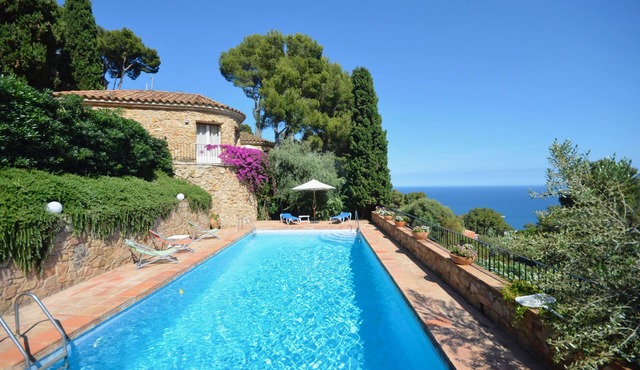 Holiday rental villa with swimming pool in Begur, Aiguablava