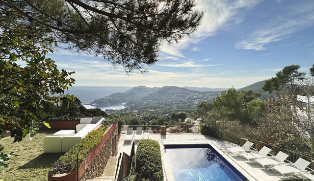 Holiday rental villa with swimming pool in Begur, Aiguablava