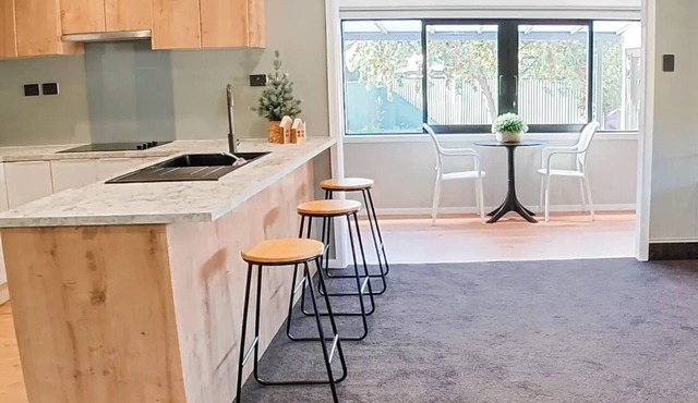 Holiday retreat in the heart of old Cromwell!