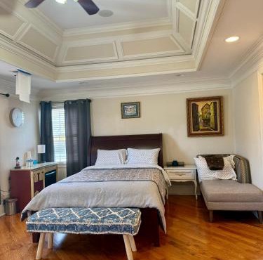 Holiday Room with Private Bathroom in ATL, Summerhill, Stairs Required