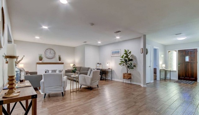 HOLIDAY SALE! Spacious 3 BR close to the Beach! Pet Friendly! ALL 5 ⭐️ reviews!