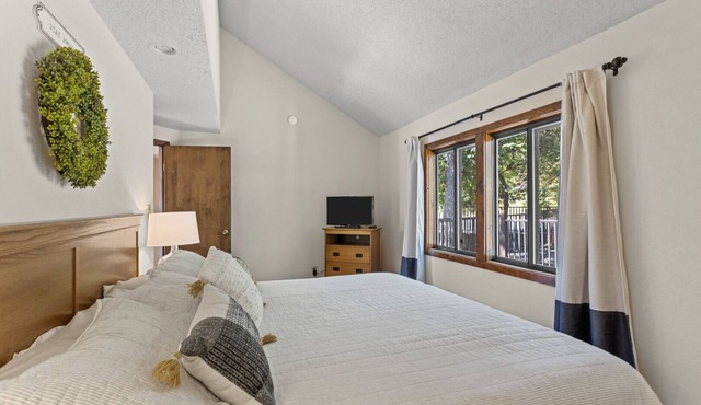 Holiday Shores 11 - Beautiful Villa with Resort Amenities!