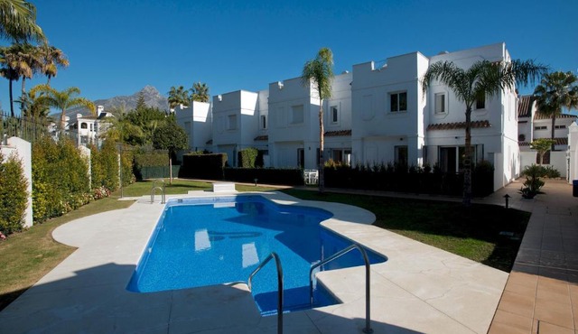 HOLIDAY TOWNHOUSE FOR RENT IN PUERTO BANUS (LOS NARANJOS DE MARBELLA) - PUERTO BANUS VACATION TOWNHOUSE