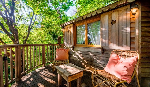 Holiday treehouse "King Louie and Mowgli" with Shared Natural Pool, 2 Private Terraces & Wi-Fi