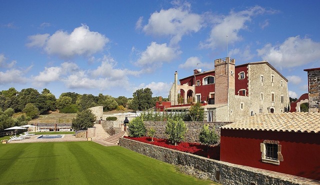 holiday vacation large villa rental spain, costa brava, barcelona area, girona, pool, air conditioning, wi-fi internet,