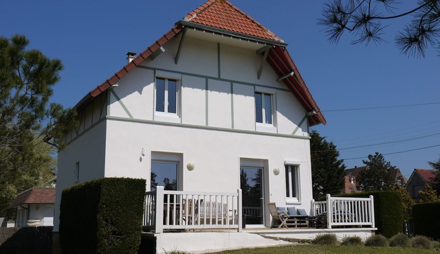 Holiday villa 100m from the sea with garden and sun terrace