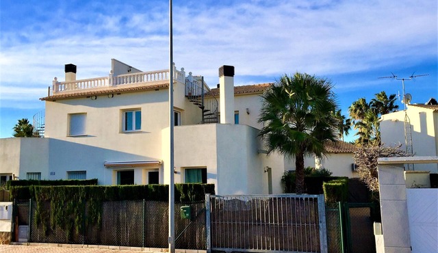 Holiday villa in Oliva Nova 100m to the beach, Roof terrace and free WiFi 200MB