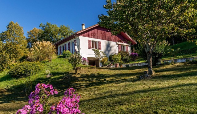 Holiday Villa "Maison dans un parc de verdure" with Mountain View, Wi-Fi & Terrace