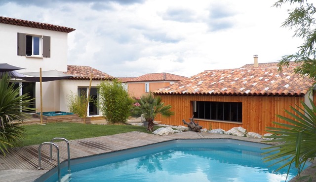Holiday villa, quiet, with garden swimming pool and spa .