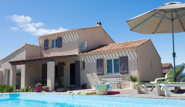 Holiday villa with swimming pool near the sea