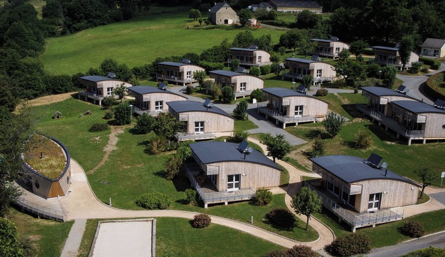 HOLIDAY VILLAGE OF LAKE MENET/FACING LAKE 14 HECTARES