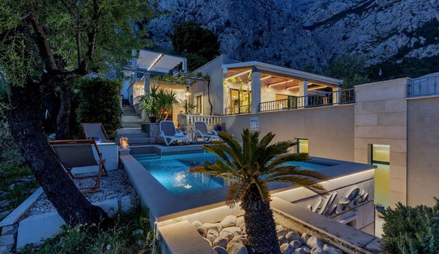 Holidayhome in a quiet location with pool&sea view, mini golf course& playground