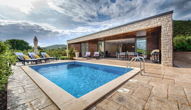 Holidays for the soul in a new and modern bungalow with pool and sea view