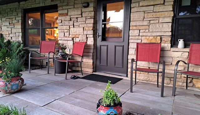 Holistic Guest House, outdoor sauna, waterfall & pond in delightful Chaseburg WI