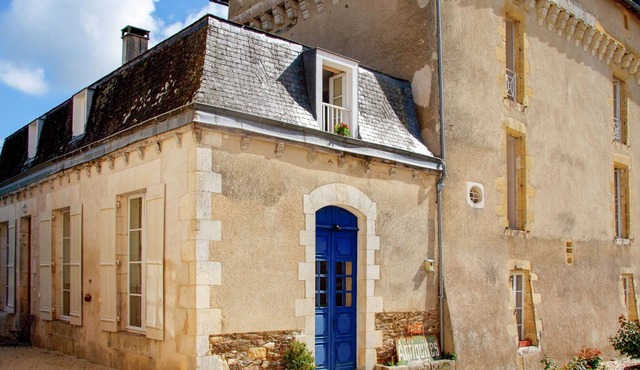 Holliday home in a beautiful Chateau with Pool and restaurant.