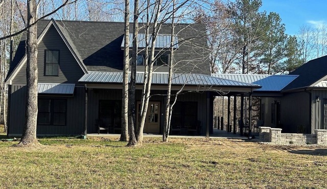 Holliday Inn, The Pines - Spacious and Luxurious 4 Bedroom Lake Home Sleeps 12